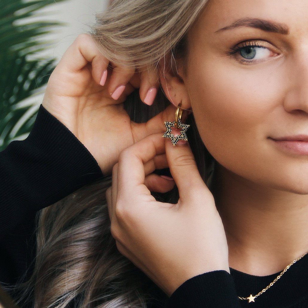 BAZOU Edelstalen oorringen met kristallen ster - zwart/goud