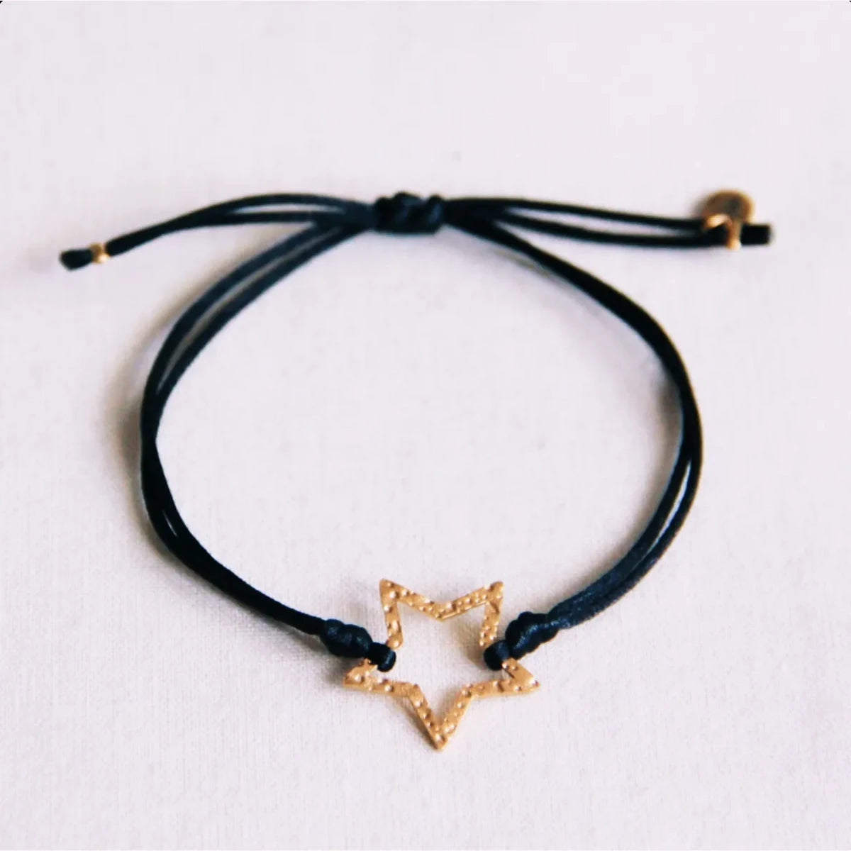Satijnen armband met een gehamerde ster - zwart