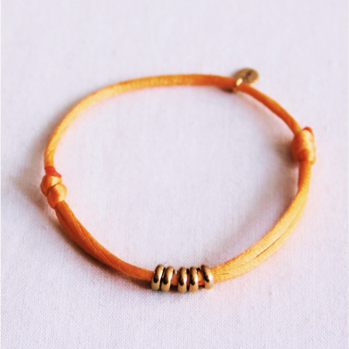 Satijnen armband met ringen – oranje/goud