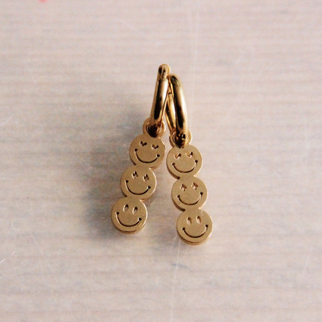 BAZOU Oorringen met 3 smileys – goud