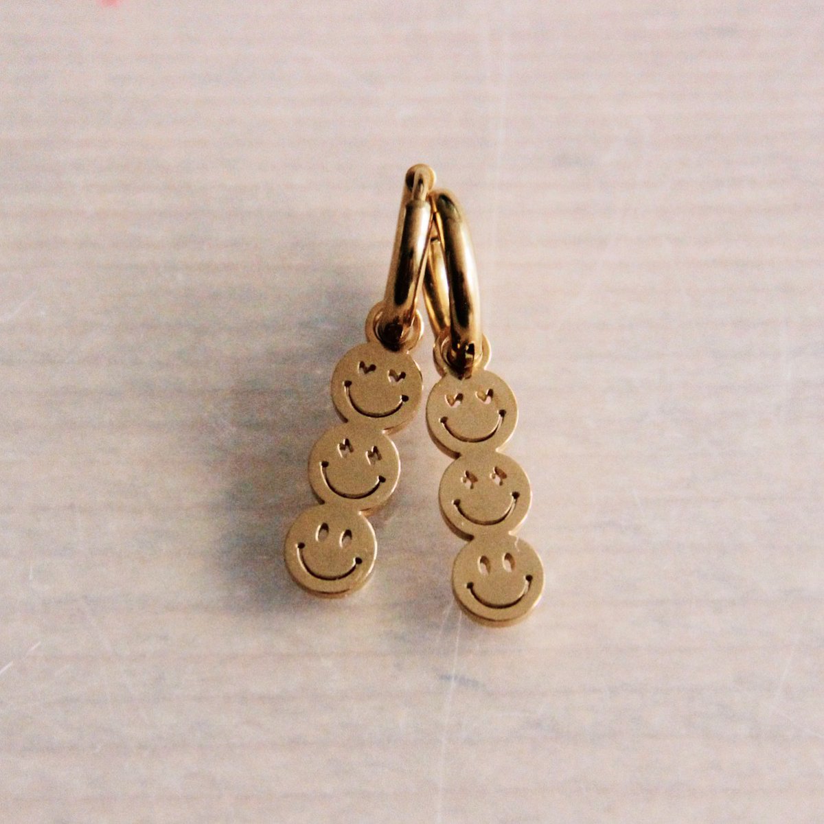BAZOU Oorringen met 3 smileys – goud