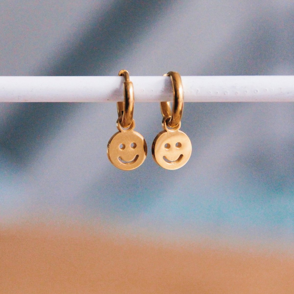 BAZOU oorringen met smiley – goud