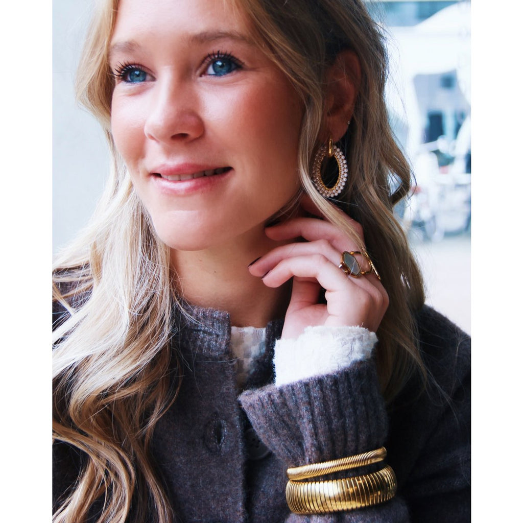 Brede oorbel met ovale facet hanger – parels