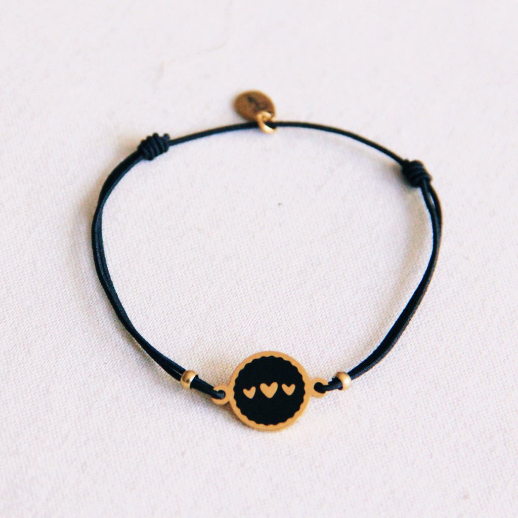 BAZOU Elastiek armbandje met 3 hartjes bedeltjes - zwart/goud