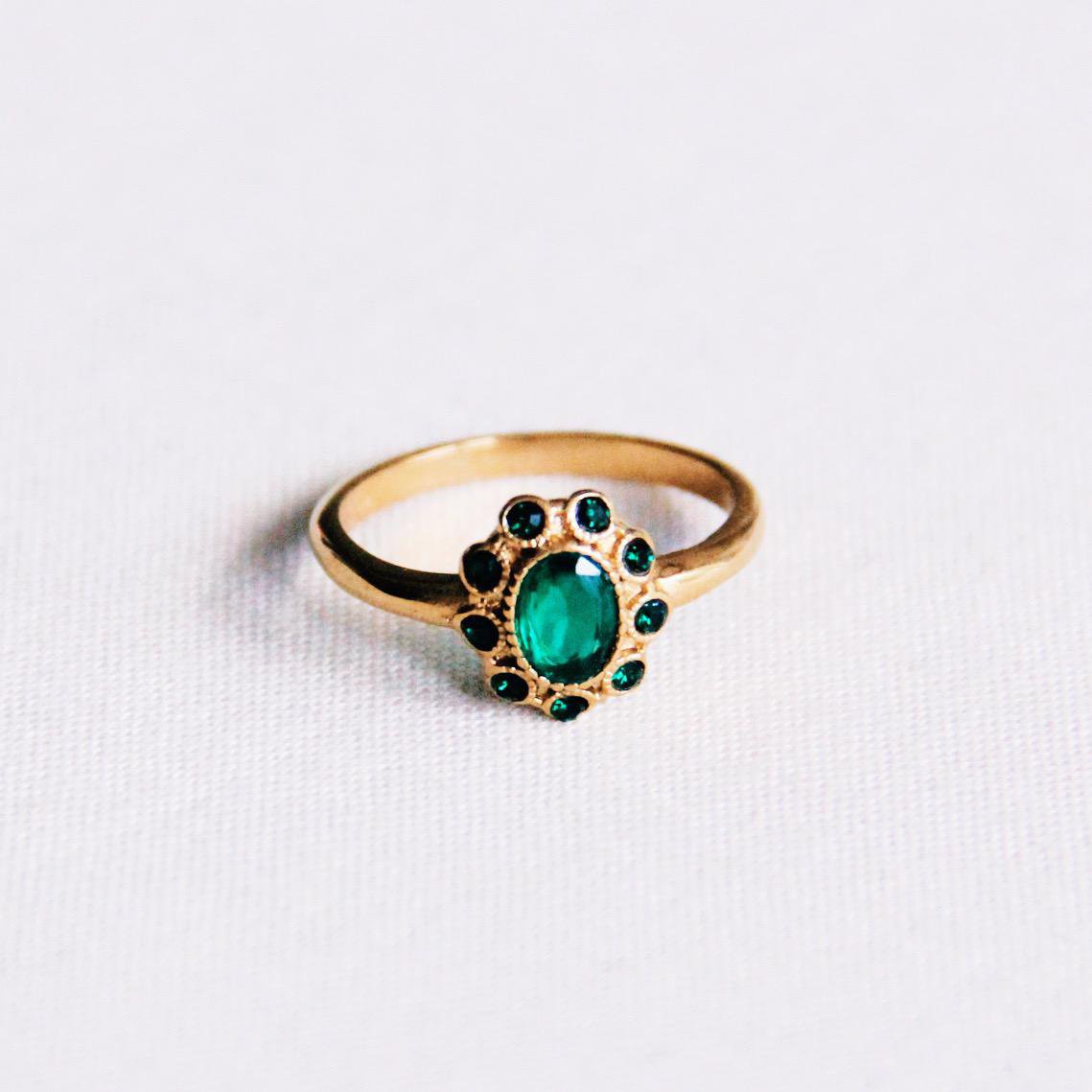 BAZOU R612: Roestvrijstalen vintage ring met groene stenen - goud