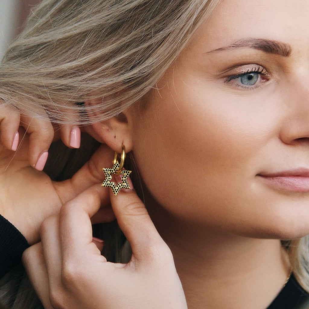 BAZOU Edelstalen oorringen met kristallen ster - zwart/goud
