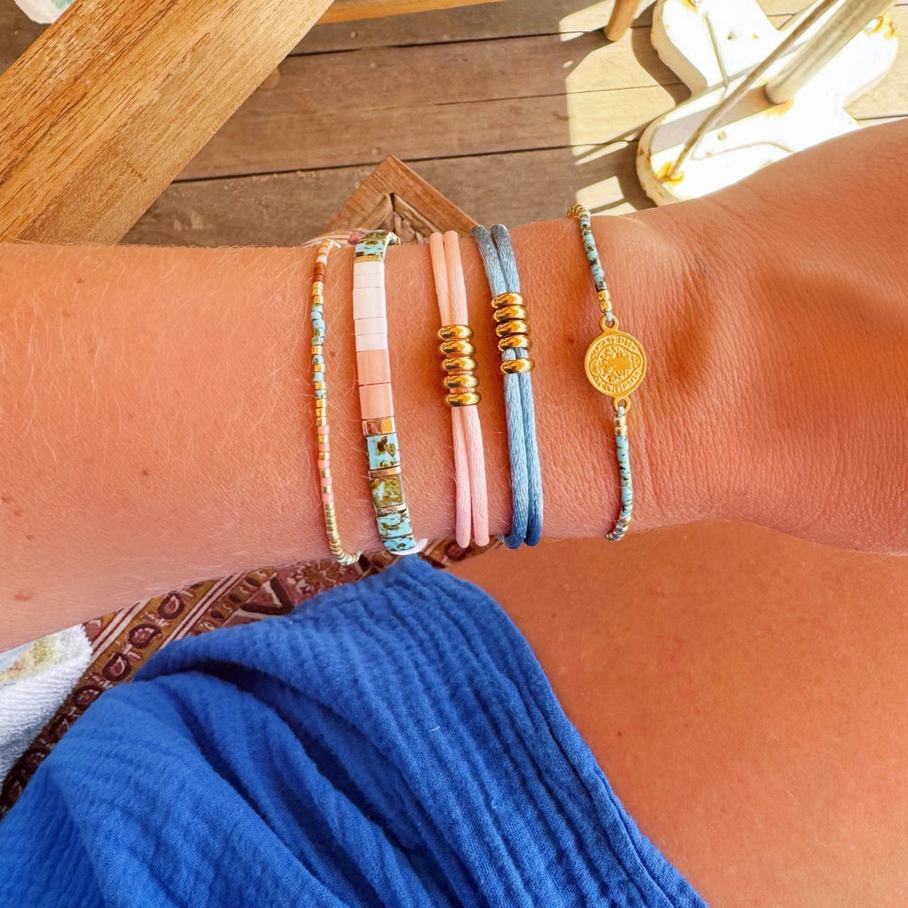 BAZOU Satijnen armband met ringen - zalm/goud