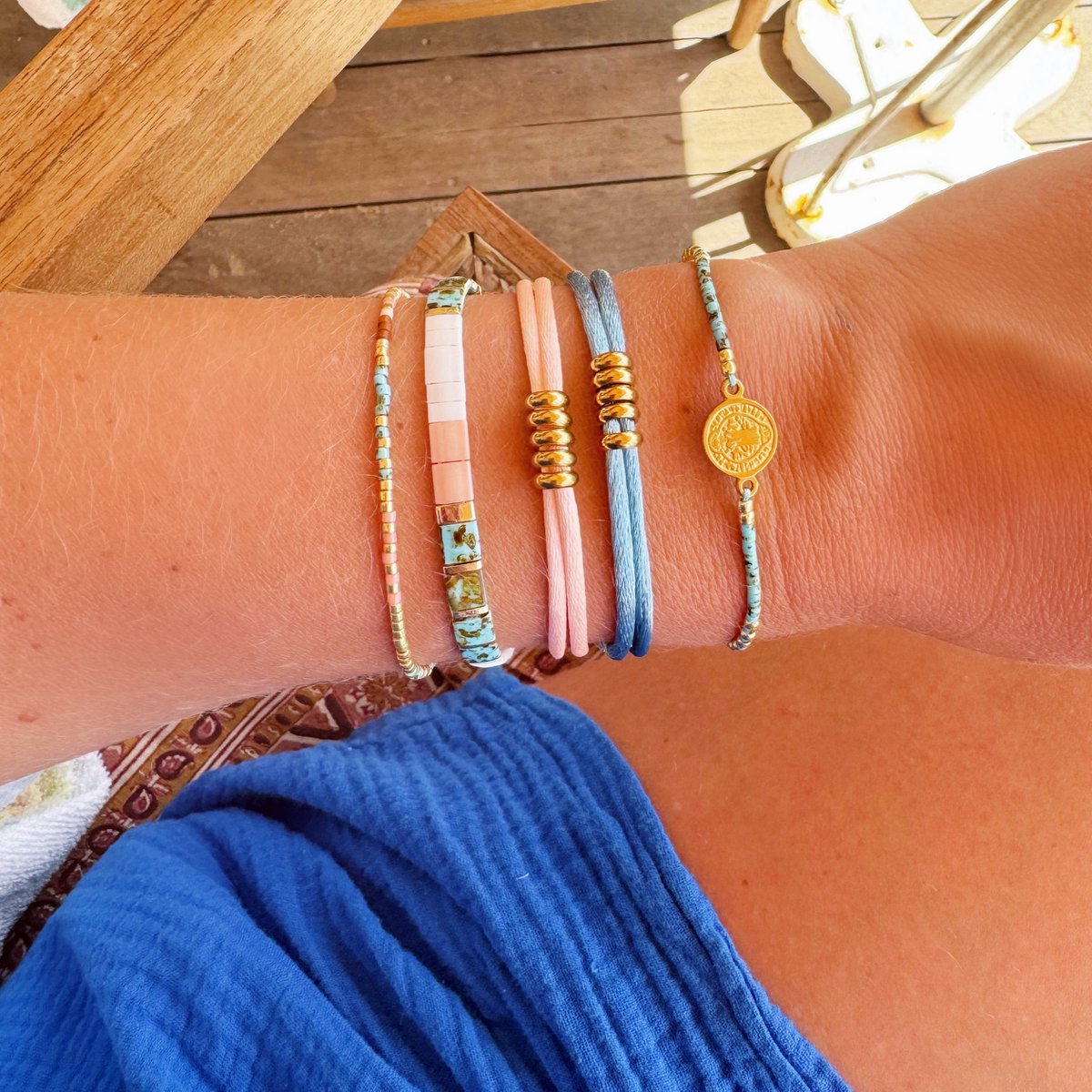 BAZOU Satijnen armband met ringen - zalm/goud