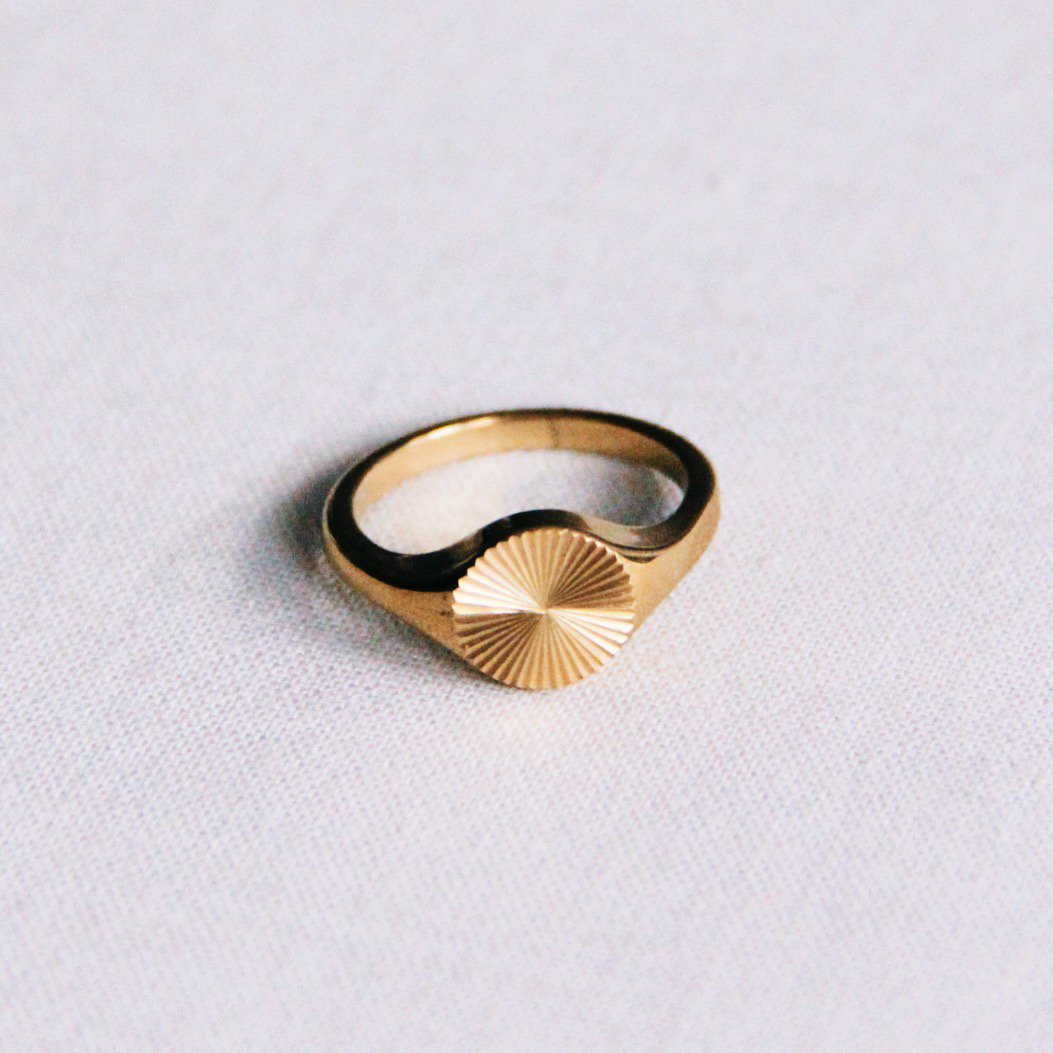 BAZOU ring met gedecoreerde print - goud